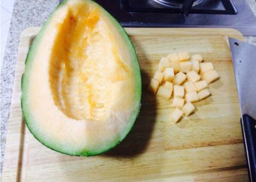 网红鹅吃哈密瓜,哈密瓜成新宠